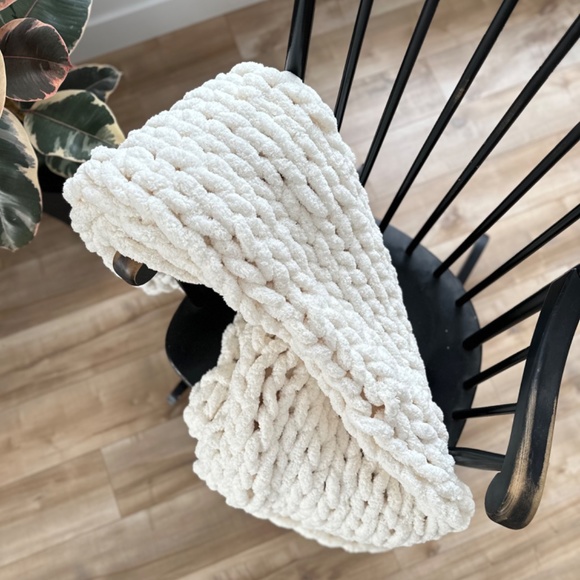 HANDMADE KNIT BLANKET 🧶 - Picture 3 of 3